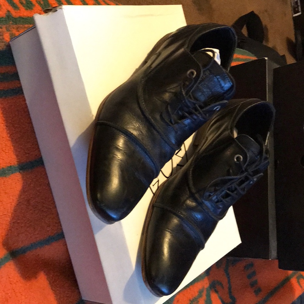 Black leather casual shoe